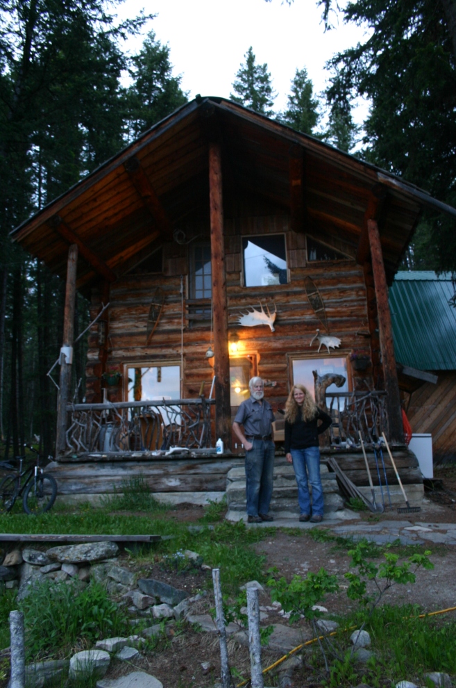 Tonholzhändler Gordon Carson vor seinem Haus in den Rocky Mountains